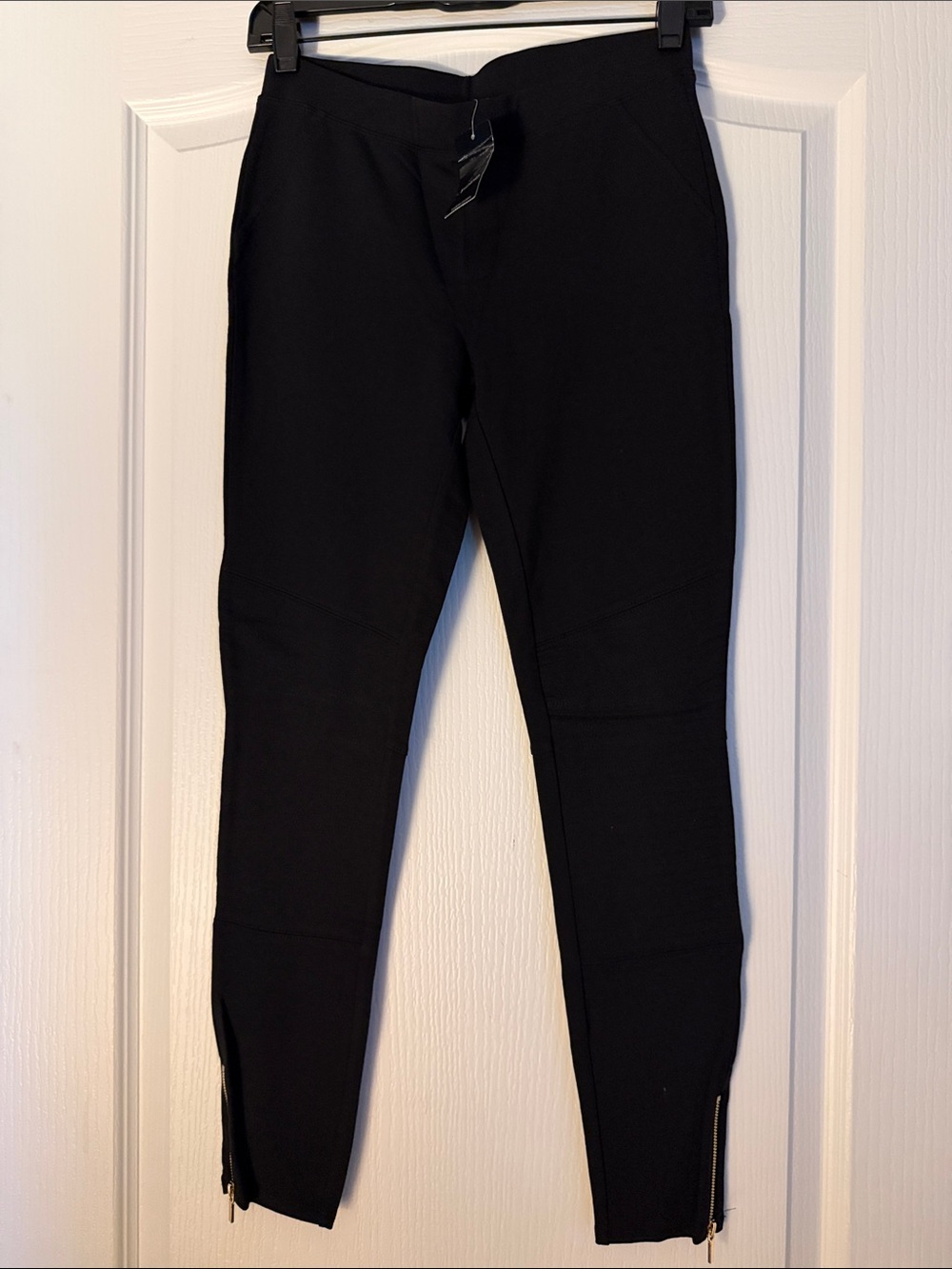 New Bebe Black Logo Knit Zipper Bottom Leggings Sz Xs.